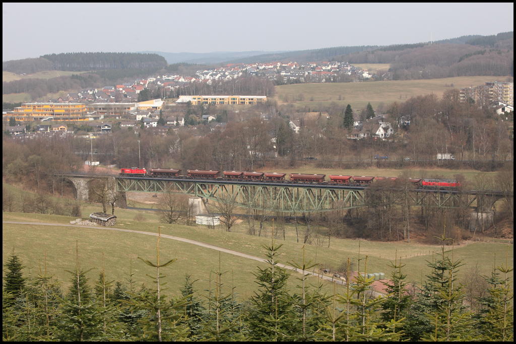 Die bekannte Fischbauchtrgerbrcke in Meinerzhagen berquert das Quellgebiet der Volme. Hier berquert der Zug die Brcke in Richtung Brgge(Westf). (25.03.2011)
