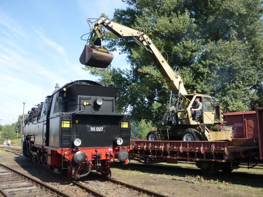 Die Bekohlung im Bw Sch�neweide zum diesj�hrigen Bw-Fest war schon sehenswert. Hier wird die 95 027 mittels Bagger mit neuem Brennstoff versorgt. Danach ging es f�r den F�nfkuppler mit dem Sonderzug zum Teltowkanal und zur�ck. Bw Sch�neweide, 2010-09-12.