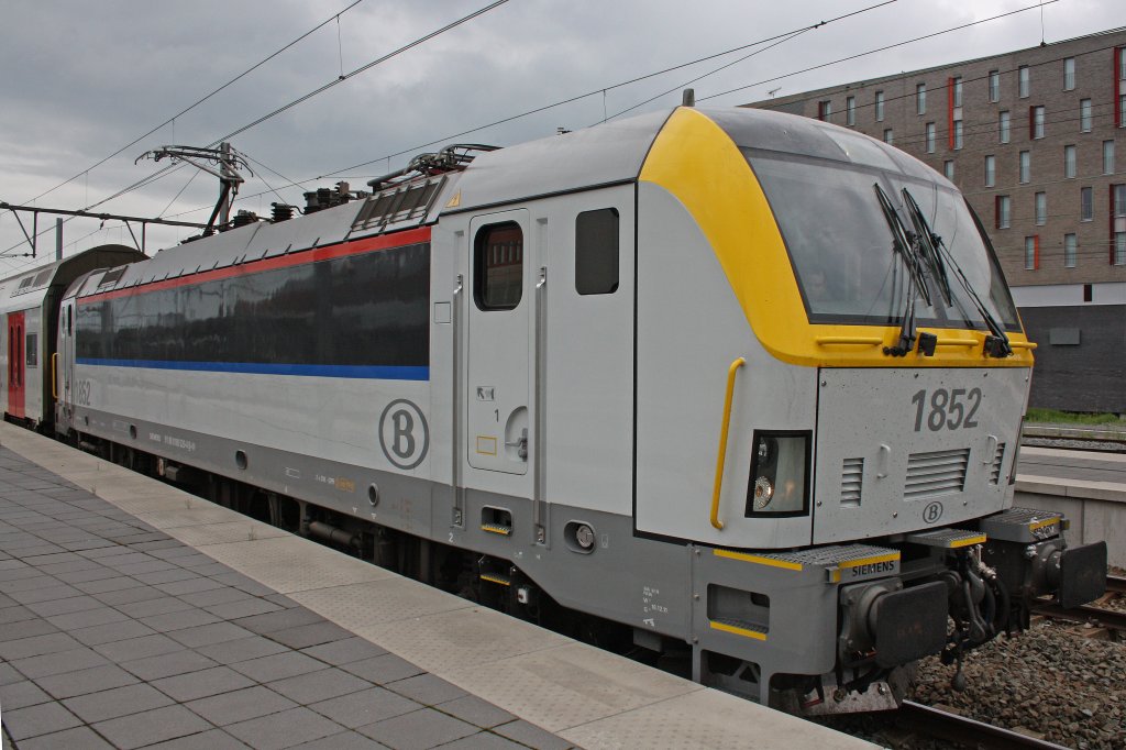 Die Belgische 1852 am 9.7.12 beim Halt in Brugge.