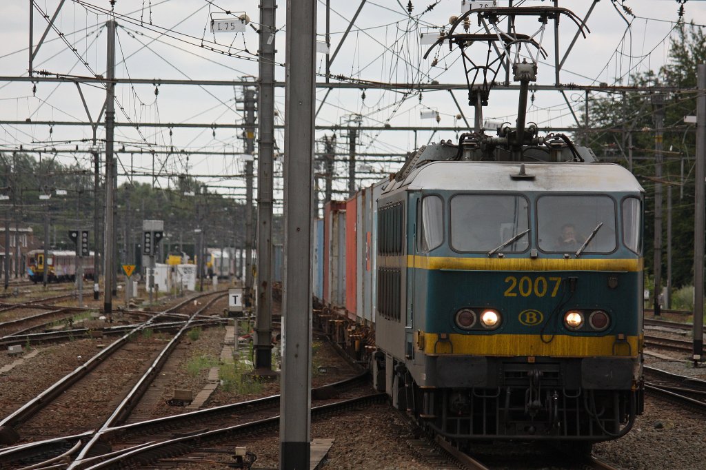 Die belgische 2007 am 18.7.12 mit einem Containerzug bei der Durchfahrt durch Brugge.