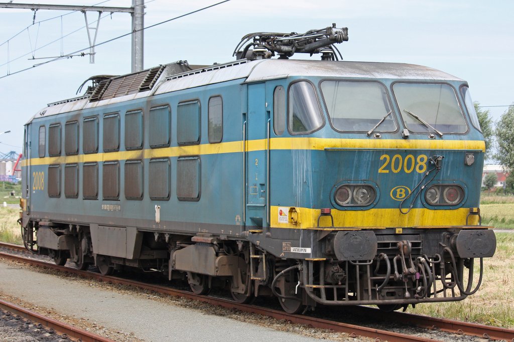 Die Belgische 2008 stand am 9.7.12 abgestellt am Bahnhof Zwankendamme.
