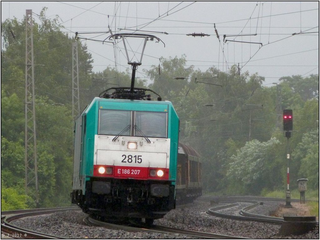 Die belgische 2815 mit schwerer Last am Haken ist auf der KBS 480 unterwegs in
Richtung Aachen bei echten Sauwetter!. Location: Eschweiler / Juni 2012.