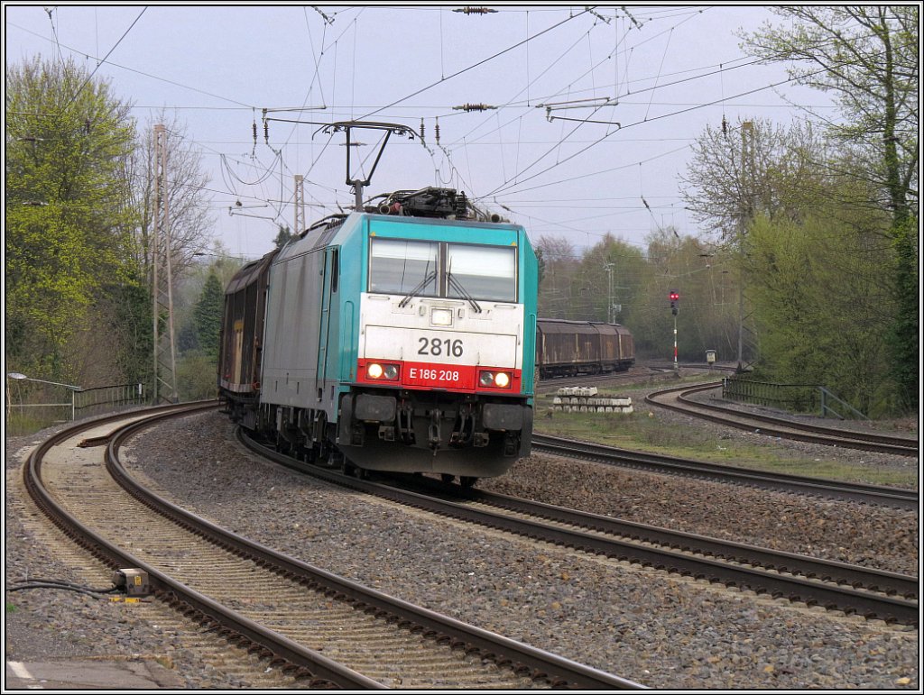 Die belgische 2816 mit Gterfracht aus Gremberg am Haken,auf der KBS 480 unterwegs
nach Aachen West.Location:Eschweiler,April 2013.
