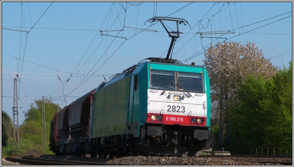 Die belgische 2823 legt sich galant in den Gleisbogen am Bahnhof von Eschweiler(Rhl).Am Haken G�terfracht aus Gremberg.Bildlich festgehalten am 4.5.2013.