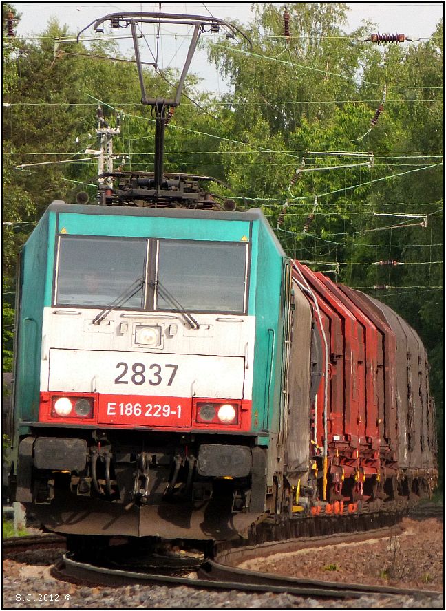 Die belgische 2837 in Frontalansicht,am Haken Gterfracht aus Gremberg.
Auf der KBS 480 bei Eschweiler unterwegs im Juni 2012.