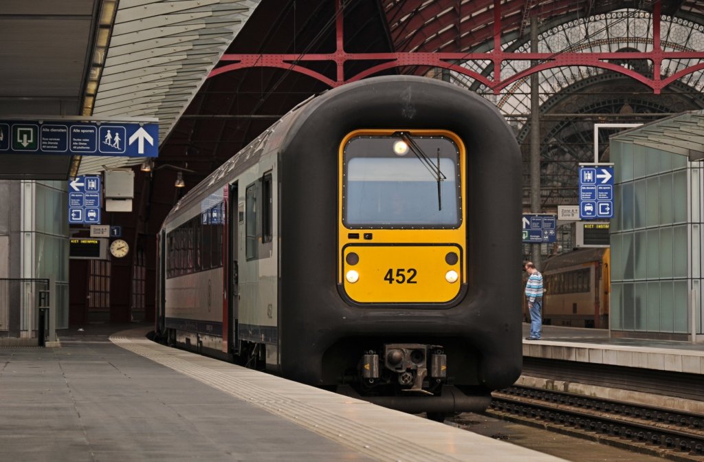Die Belgische 452 ist AM 96 mit IC nach Kortrijk in Antwerpen am 10 03 2012.