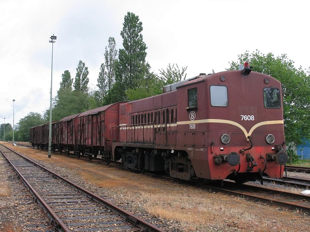 Die Belgische 7608 (NMBS/SNCB) in Veendam (die Niederlande) am 25-05-2006. Es handelt sich um eine ehemalige Diesellok der NS der BR 2200/2300 (2275, die einzige Lok der BR welche im original Farben erhalten ist).