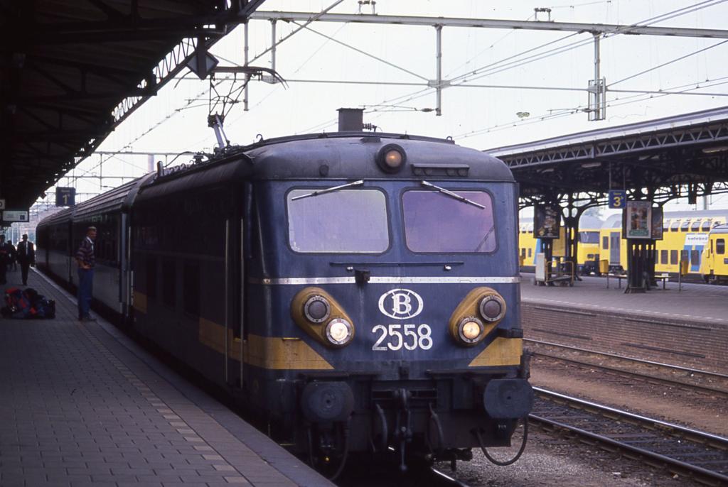 Die belgische Altbau Elektrolok 2558 war am 17.7.1989 
bei ihrem Halt im Bahnhof Rosendaal Zuglok fr einen Eurocity 
nach Frankreich 
