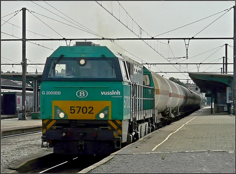 Die belgische G 2000 mit der Nummer 5702 durchfhrt mit einem kurzen Kesselzug den Bahnhof Gent Sint Pieters am 10.07.10. (Jeanny) 