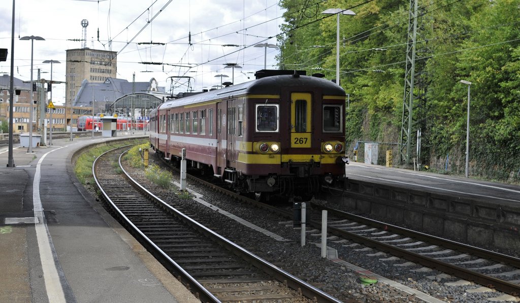 Die Belgische triebzug 267 (AM65) mit Regional nach Lttich, hier bei Ausfahrt von Aachen Hbf am 17 sept 2011.