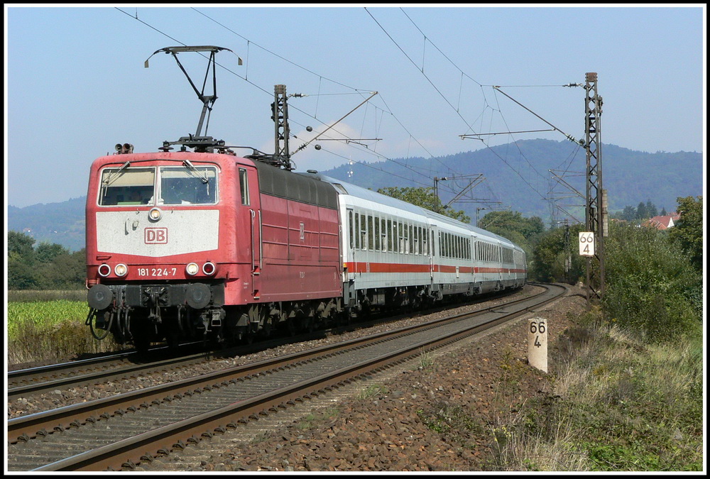 Die bereits abgestellte, orientrote 181 224 war am 23.09.2007 noch eifrig im Dienst, als sie mit IC 2158 bei Ltzelsachsen aufgenommen werden konnte.