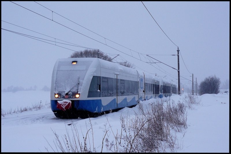 Die bereits am 09.01.2010 in eine Schneewehe gefahrenen und dabei zum Teil entgleisten UBB-Triebwagen 646 112-3 und 646 122-2 am 11.01.2010 zwischen Jeeser und Miltzow. Nach Rumung des Richtungsgleises Stralsund der KBS 203 konnten sie erst am 12.01.2010 geborgen werden.