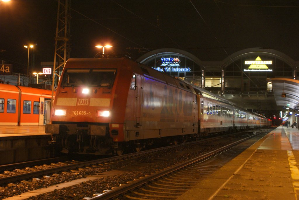 Die bereits entklebte 101 035  ARD Buffet  fuhr am Abend des 14.11.2009 mit einem IC aus dem Mainzer Hbf ab