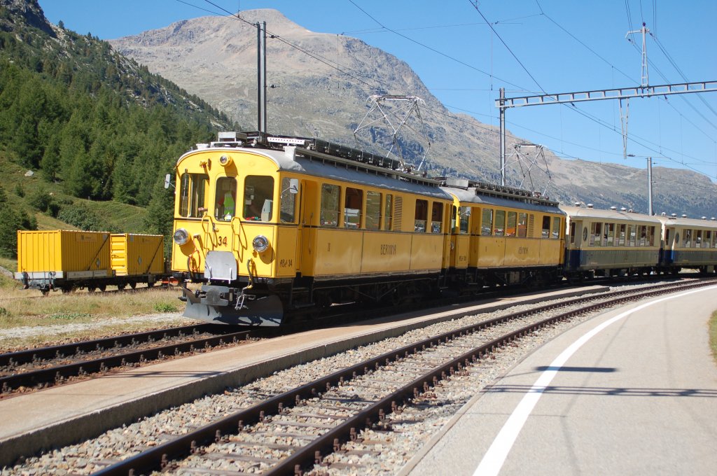 Die Bernina-Oldtimertribwagen mit Pullmanwagen unterwegs auf einer Extrafahrt in Bernina Suot
