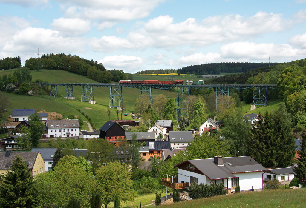 Die berquerung des Markersbacher Viaduktes erfolgte leider ohne Sonne, 17.05.2012.