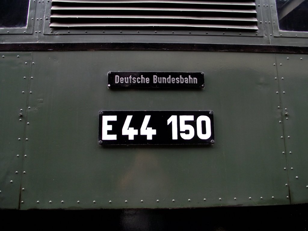 Die Beschriftung von E44 150 im Eisenbahnmuseum Neustadt an der Weinstrae am 29.07.11