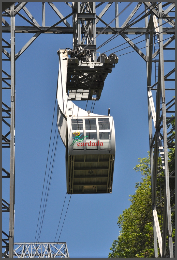 Die Besonderheit der Cardada Luftseilbahn sind zwei Sttzen, bei denen die Seillenkung aufgehngt ist und die Kabinen durch den Mast in umgekehrter U-Form hindurchfahren. (14.05.2012)
