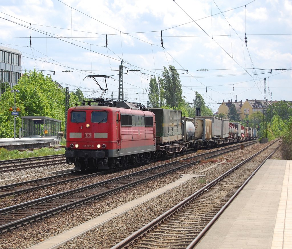  Die besten Zge rollen immer auf das rote Signal zu , dachte ich mir am 25.5.2010 am Heimeranplatz in Mnchen als 151 028-8 mit einem KLV-Zug langsam an mir vorbei und auf ein rotes Signal zu rollte.