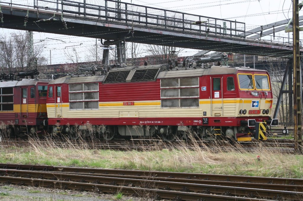 Die bestens gepflegte 372 006 zeigt sich hier am Dresdner Gterbahnhof dem Fotografen.05.04.2010