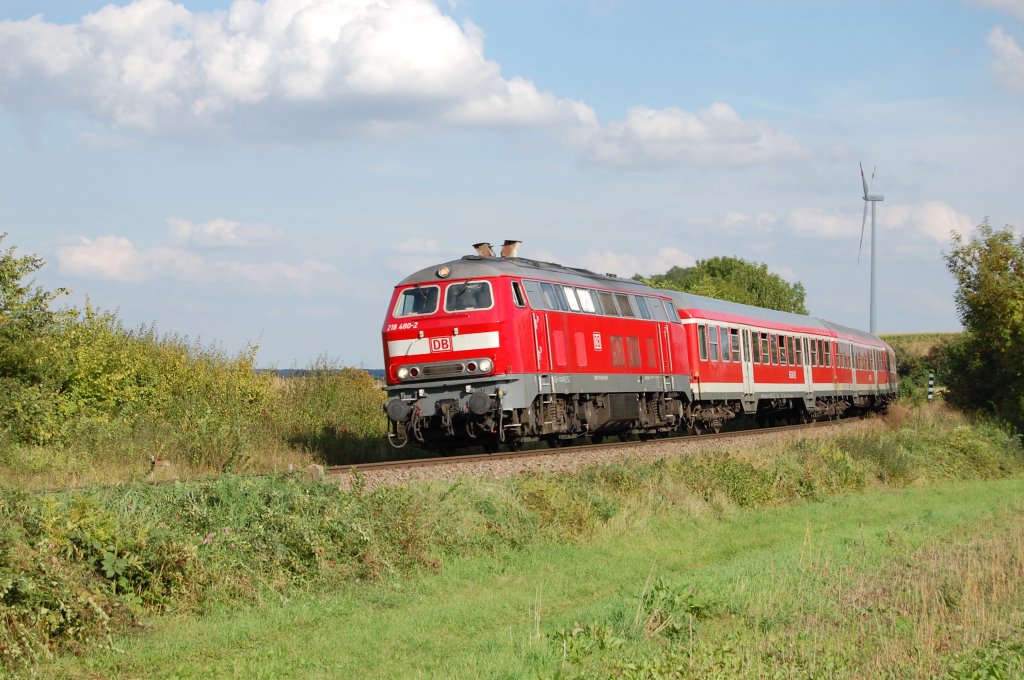 Die bestens gepflegte Karlsruher 218 480-2 legt sich am 18. September 2010 mit ihrem RE 28880 in eine langgezogene Kurve vor dem Bahnhof Winden. Ein freundlicher Gru geht noch an den grenden Lokfhrer.