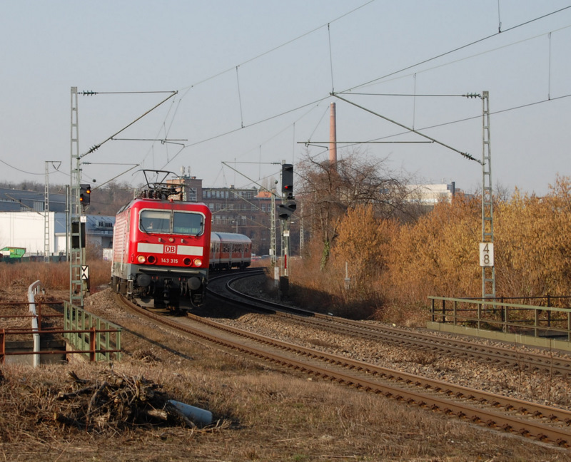 Die bestens gepflegte Stuttgarter 143 315 durchfhrt am 8.3.2011 mit ihrer n-Wagen-Garnitur den Bahnhof Stuttgart-Feuerbach in Richtung Hauptbahnhof.