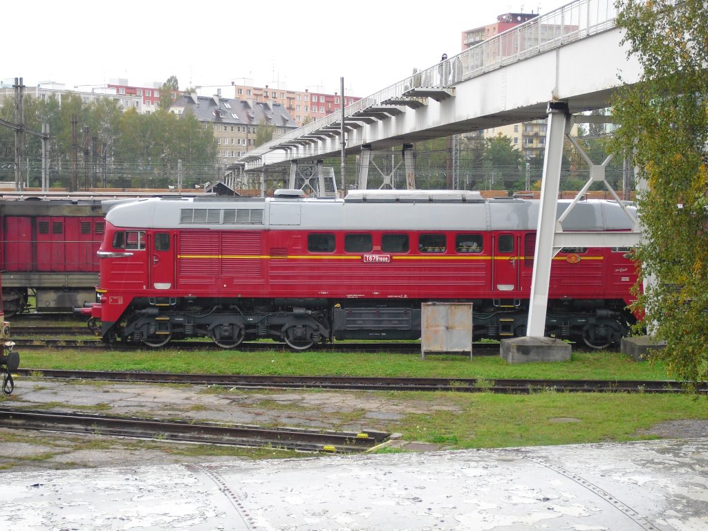 Die bestens gepflegte T679 1600 steht am 25.09.10 im Bw Cheb. Foto machte ich vom aufgang der Fugngerbrcke.