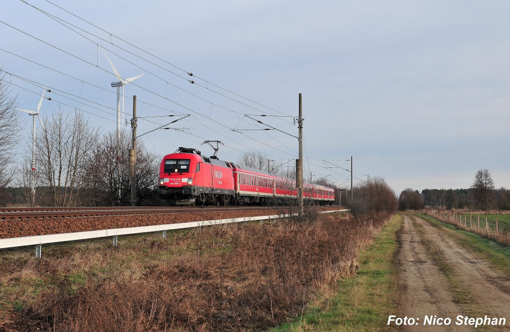 Die bestens geplegte 182 008-3 mit RE 28180 Cottbus Hbf. - Leipzig Hbf. auf dem Weg zum nchsten Halt in Calau,westliche Einfahrt Eichow (27.12.09)