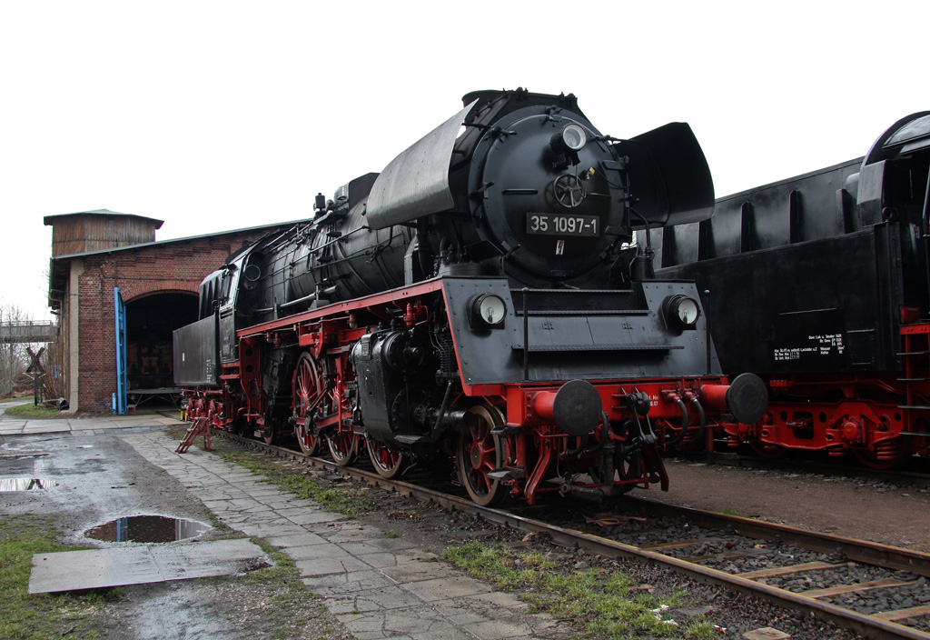 Die betriebsfhige Glauchauer Gastlokomotive 35 1097-1 war zu den V.Leipziger Eisenbahntagen am 27.03.2010 am Vormittag zu Fhrerstandsmitfahrten eingeteilt.