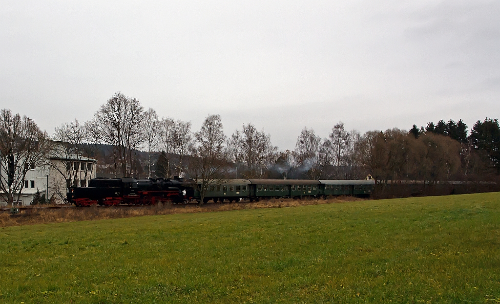Die Betzdorfer 52 8134-0 am 27.11.2011 auf Nikolausfahrt, zwischen Betzdorf/Sieg und Wrgendorf. Hier, in Neunkirchen-Altenseelbach, kommt sie von Wrgendorf Tender voraus zurck. 
Wenn meine Frau nicht gesagt htte da kommt sie, htte ich sie zum abdrcken verpasst. Die Lok kam so leise angesaust, da sind moderne Loks lauter. 
Und so pnktlich da kommt die DB nicht mehr mit.