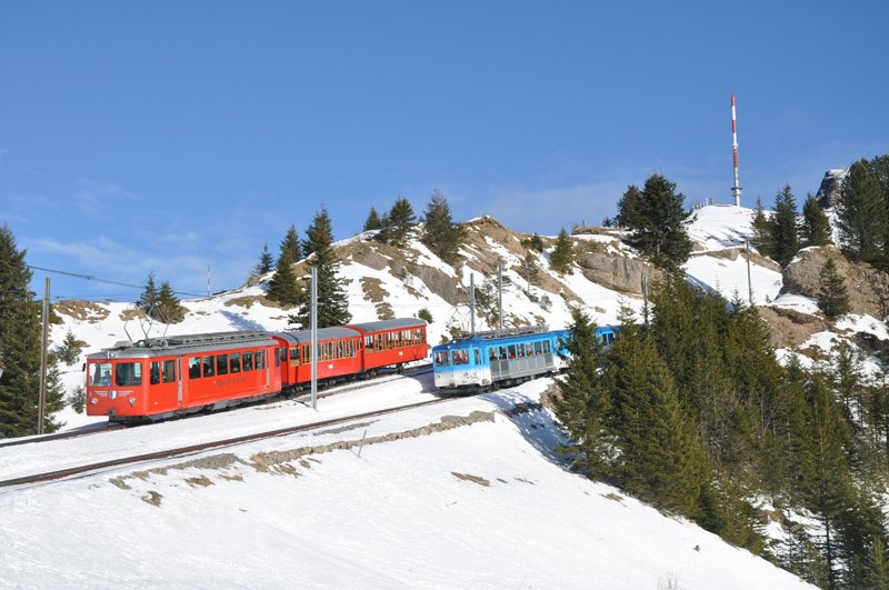 Die Bhe 4/4 5, BD2 1 und BD2 8 als R 1134 Rigi Kulm - Vitznau sowie BDhe 2/4 13, Bt 23 und Kkm 63 als R 152 Rigi Kulm - Arth-Goldau erreichen den Rigi Staffel am 27.12.09.