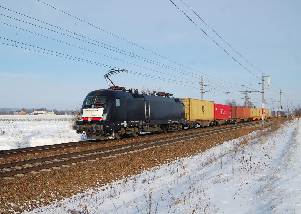 Die bis vor kurzem noch in gelb-silber gehaltene
ES 64 U2-070 ist am 18.12.2010 mit neuer schwarzer
Lackierung samt Containerzug bei Marchtrenk unterwegs gewesen. 