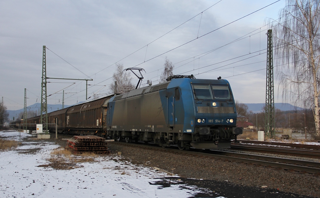 Die blau-silberne (wobei letztere Farbe nur noch erahnt werden kann) 185 514-7 mit H-Wagenzug in Fahrtrichtung Sden. Aufgenommen am 12.02.2012 am B Eltmannshausen/Oberhone.