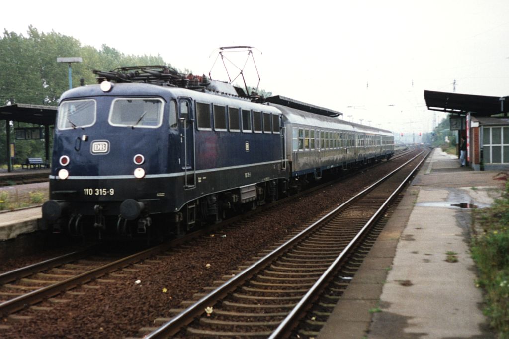 Die blaue 110 315-9 und Silberlinge als Nahverkehrszug 8134 Viersen-Kaldenkirchen auf Bahnhof Viersen am 21-10-1992. Bild und scan: Date Jan de Vries.