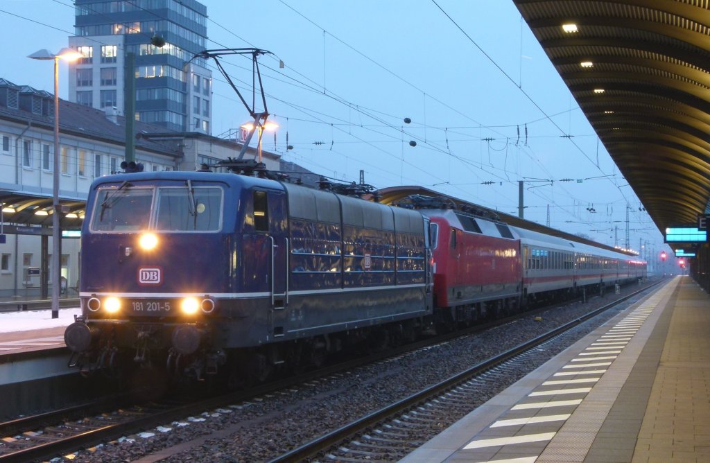 Die blaue 181 201-5 steht mit 120 157-3 (kalt) als IC 2054 Frankfurt (Main) - Saarbrcken am 14.02.2012 in Kaiserslautern