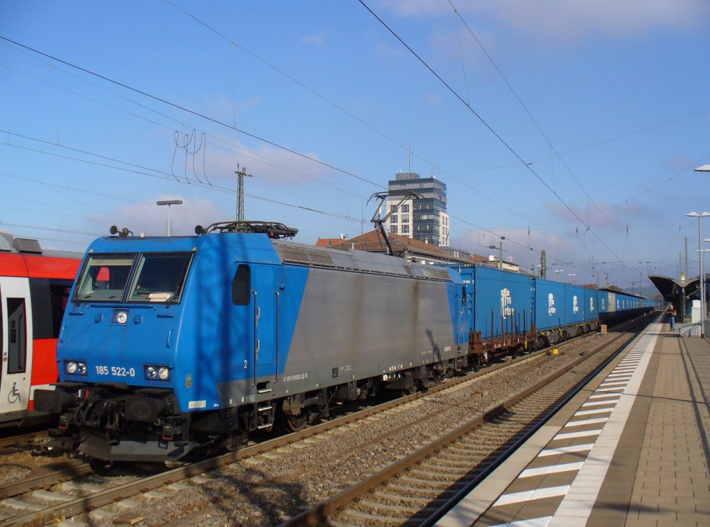 Die blaue 185 522-0 zieht die blaue Wand am 21.10.2011 durch Kaiserslautern