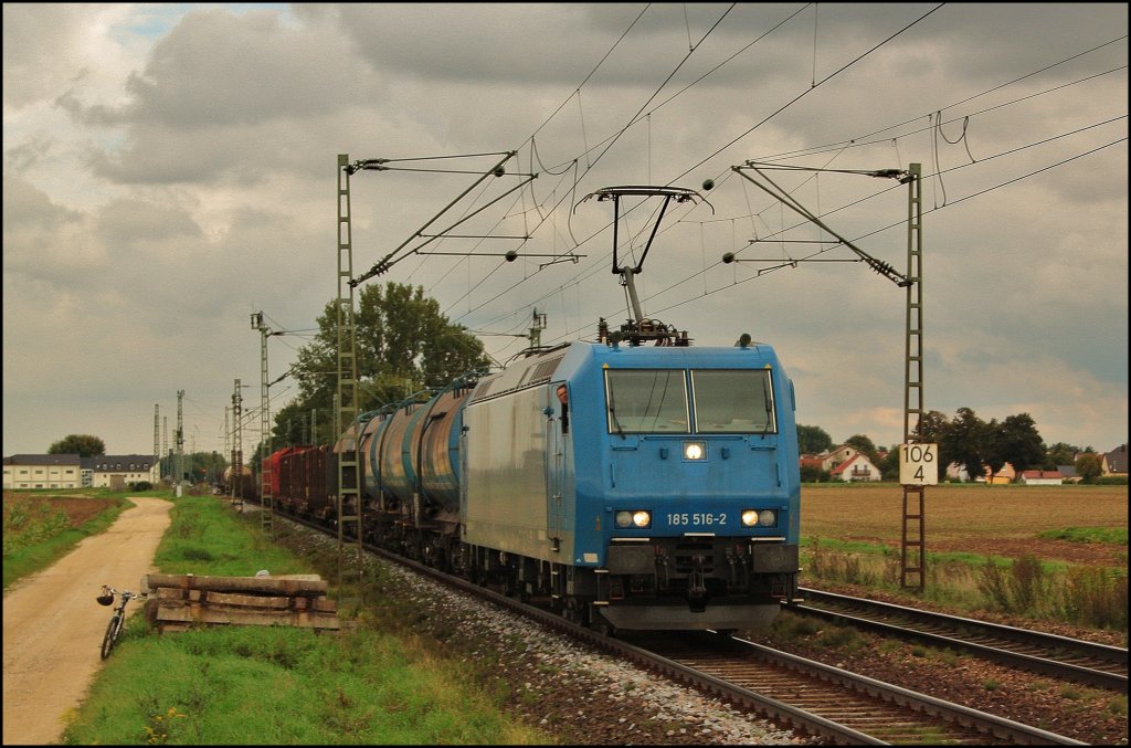 Die Blaue an die DB Schenker vermietete, 185 516 besuchte uns am 09.09.2010 in der Nhe Mangoldings. Wir waren froh, das wir mal wieder was buntes sahen. 