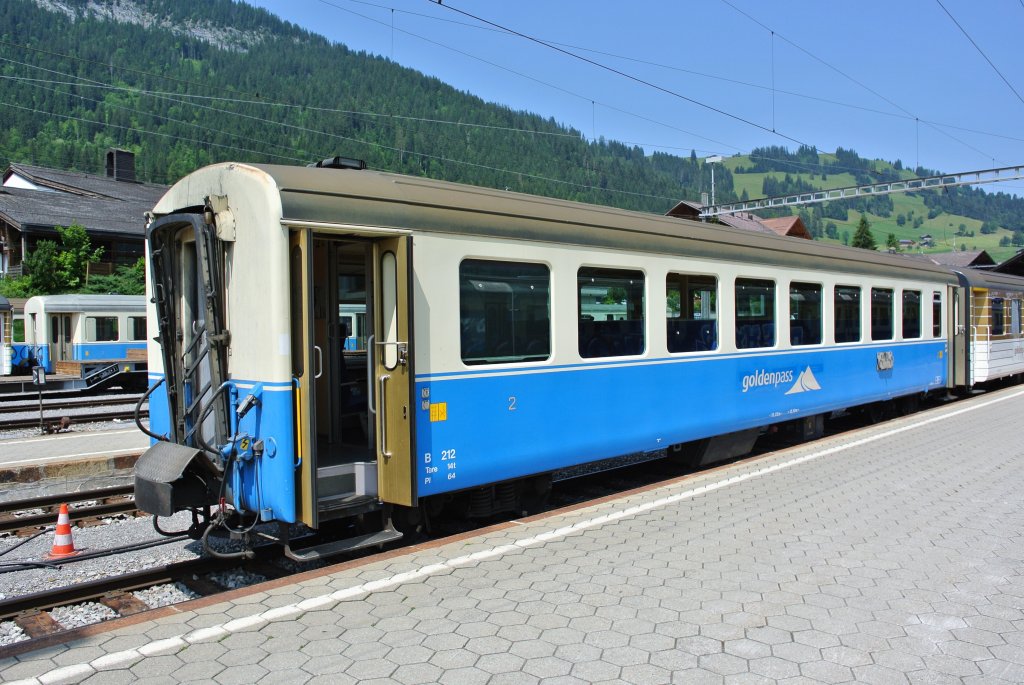 Die blaue Farbgebung bei der MOB ist am verschwinden. Der B 212 trgt noch das blaue Farbkleid, Zweisimmen, 14.07.2013.