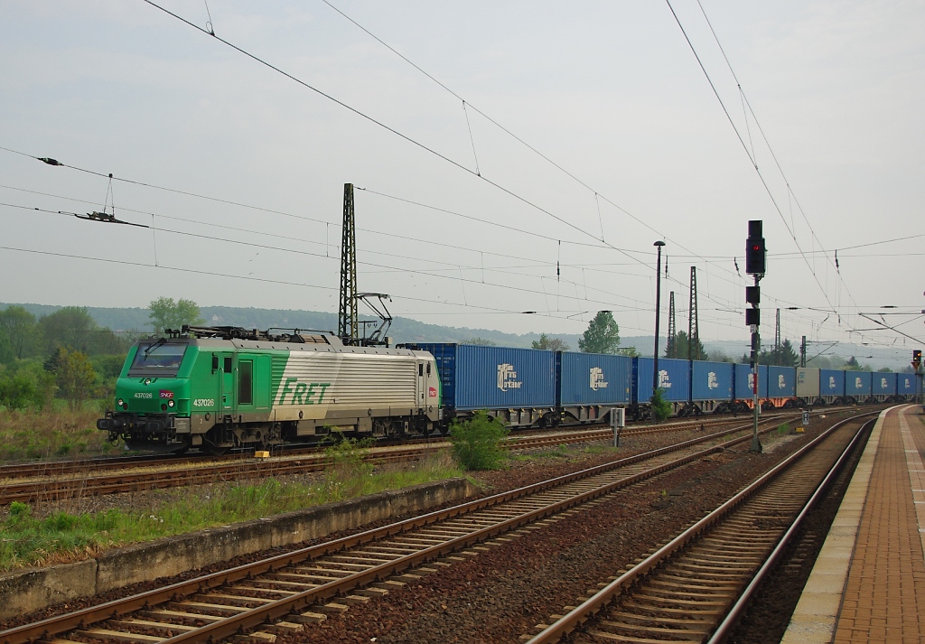 Die  blaue Wand  im Grnen gezogen von FRET 437026. Aufgenommen am 28.04.2011 in Naumburg Saale Hbf.