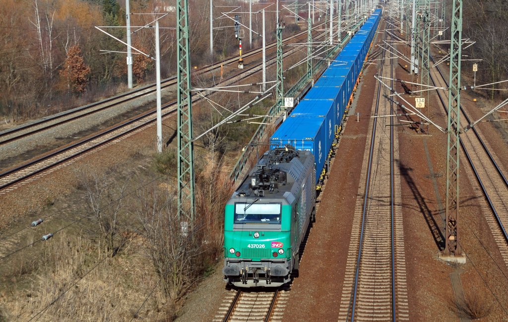 Die Blaue Wand mit 437026 der ITL fuhr am 25.02.11 durch Holzweiig Richtung Halle(S).