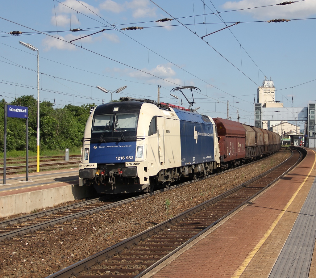Die blitz-saubere WLC 1216 953 mit Gterzug in Richtung Wien beim passieren der Station Gramatneusiedl. Aufgenommen am 14.05.2013.