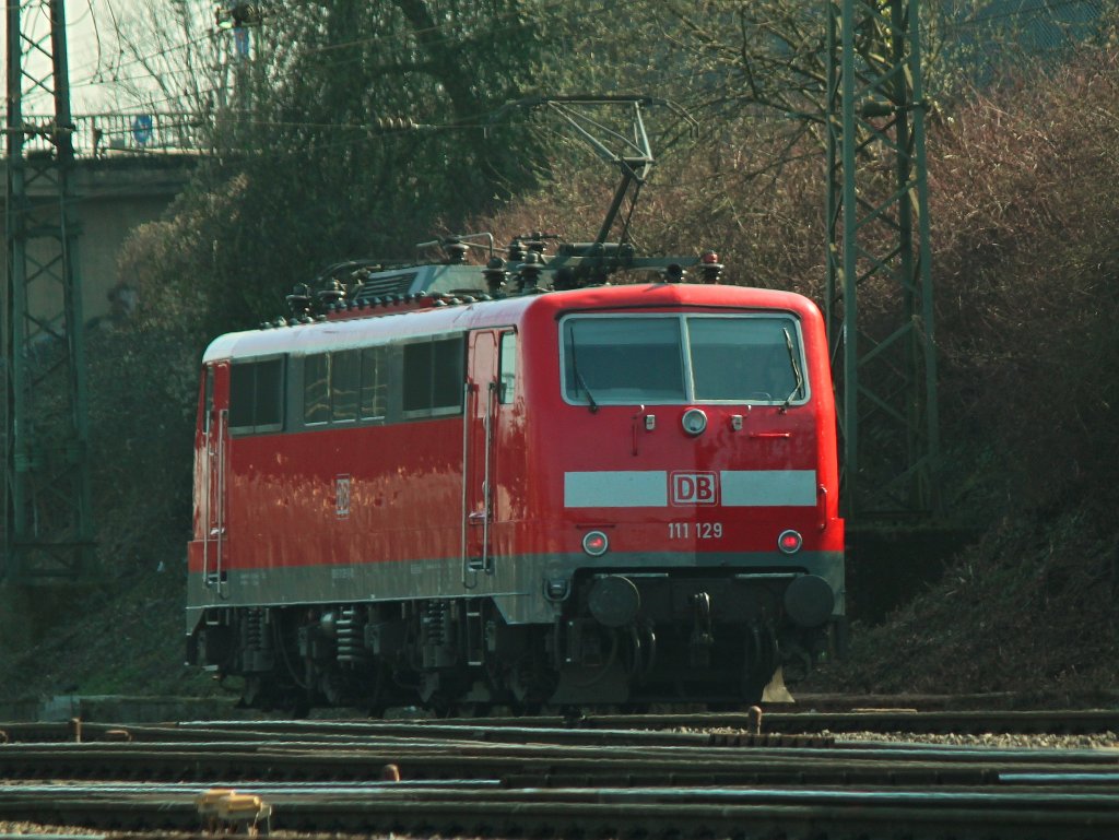 Die blitzsaubere 111 129 kommt am 25.03.2012 als LZ durch Aachen West.