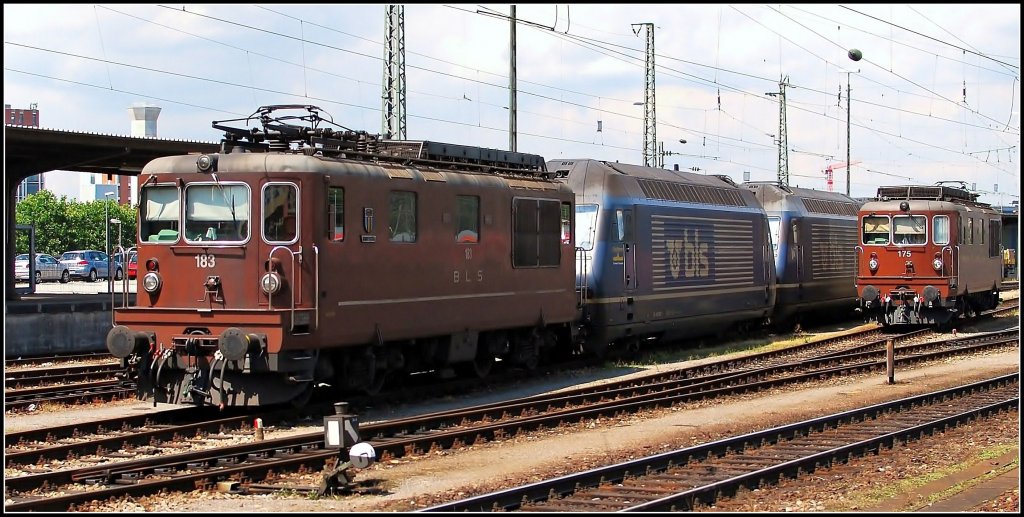 Die BLS 425 175/425 183 und die BLS 465 013/465 007 sind abgestellt am Basel Badischer BF am 06. 08 2010.