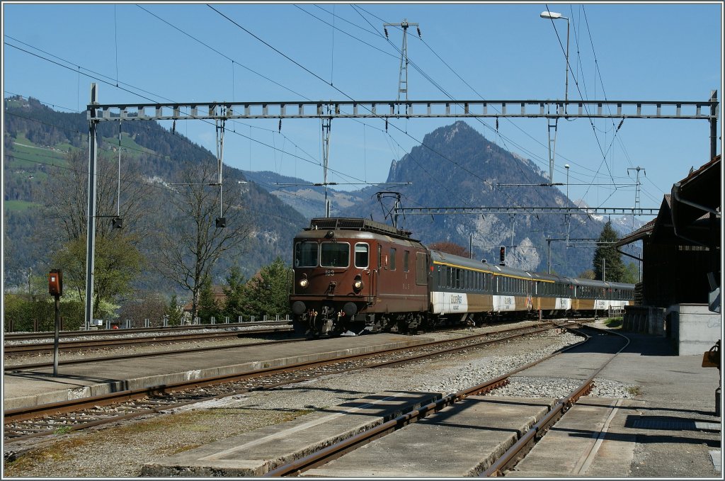 Die BLS Re 4/4 163  Grenchen  mit dem RE  Goldenpass  3123 in Leissigen. 
9. April 2011