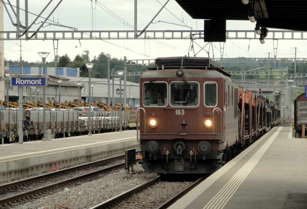 Die BLS Re 4/4 163  Grenchen  durchfhrt am 14.07.11 mit einem leeren Autozug den Bahnhof Romont.