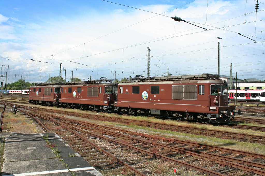 Die BLS Re 4/4 189 zusammen mit Re 4/4 178 und Re 4/4 175 waren am 24.05.13 neben der alten Eilgutrampe in Basel Bad. Bf abgestellt.