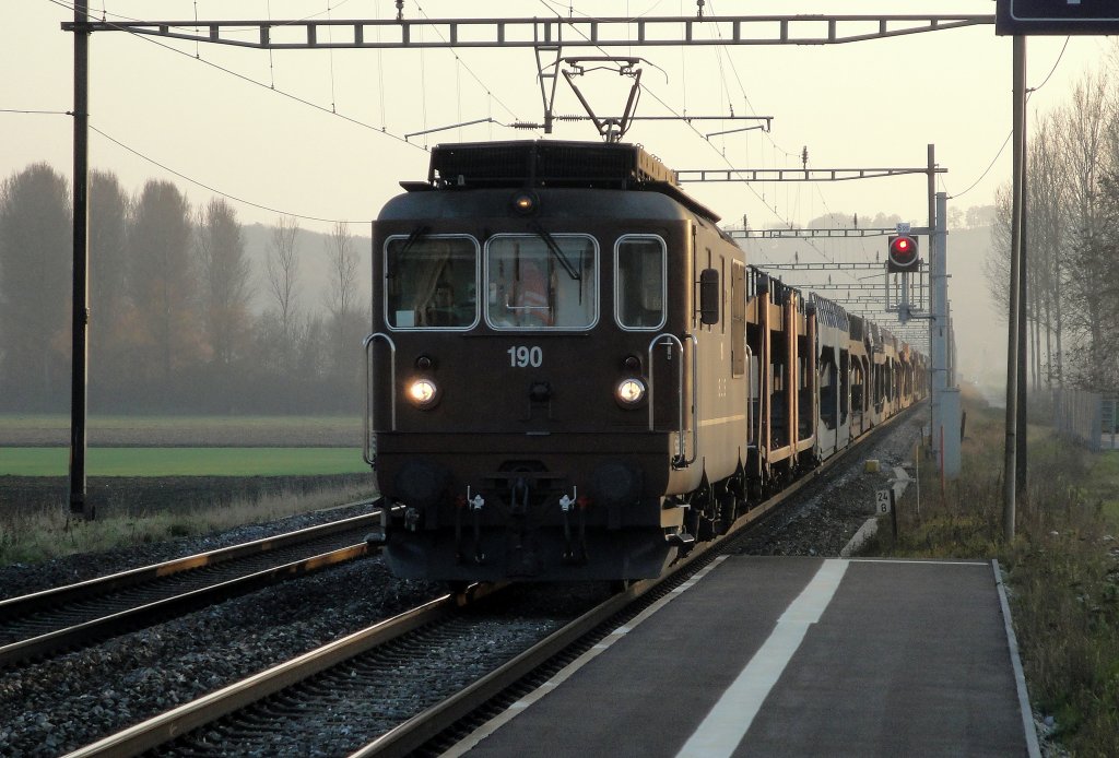 Die BLS Re 4/4 190  Raron  durcheilt am 14.11.11 die Haltestelle Bavois.
Auch bei meinem letzten Romandie-Besuch kam mir eine 425-er mit einem leeren Autozug entgegen, damals jedoch in Romont.