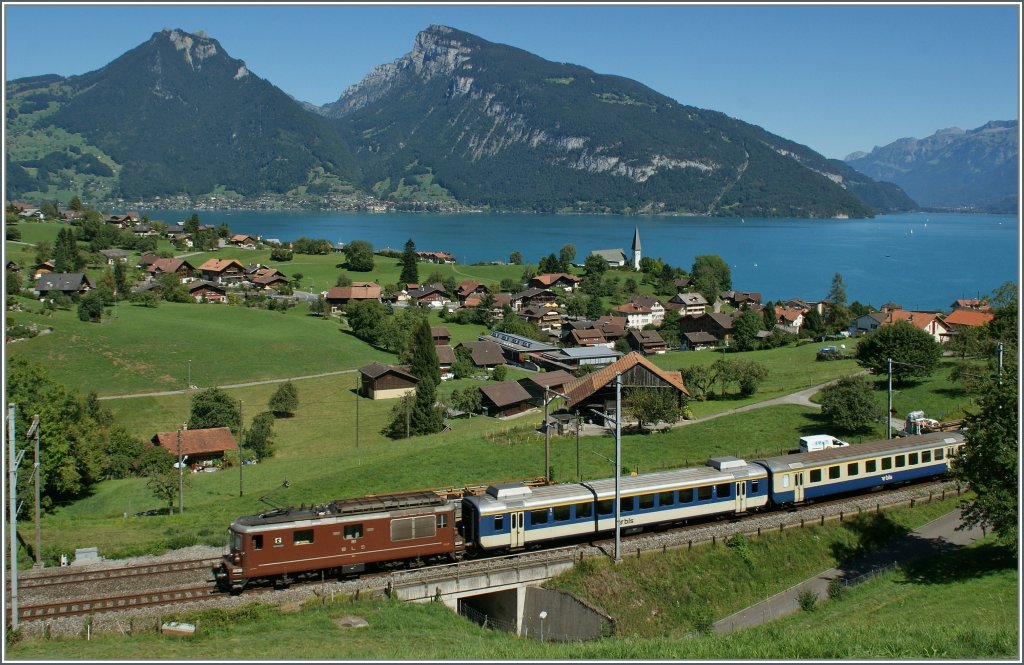 Die BLS Re 4/4 191 mit einem GoldenPass RE auf der Fahrt von Interlaken nach Zweisimmen bei Faulensee. 
27. Aug. 2012