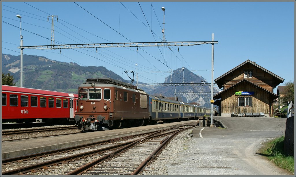 Die BLS Re 4/4 194 mit dem RE 3127 nach Zweisimmen kreuzt in Leissigen  den Regionalzug 5726.
9. April 2011