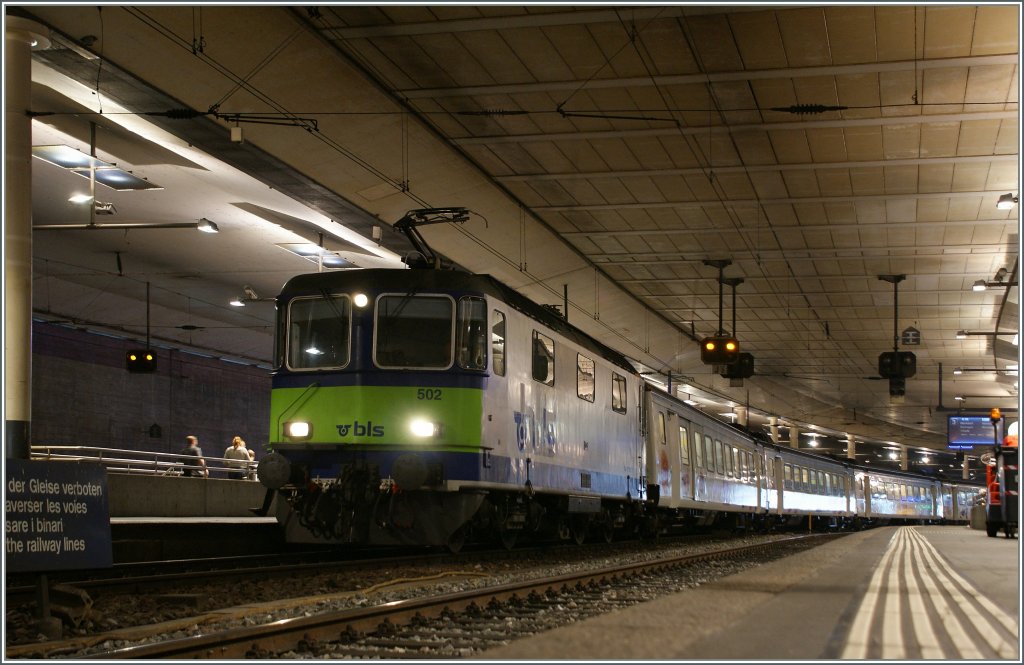Die BLS Re 4/4 II N 502 mit ihrem RE 3315 nach Luzern kurz vor der Abfahrt in Bern am 3. August 2011. 