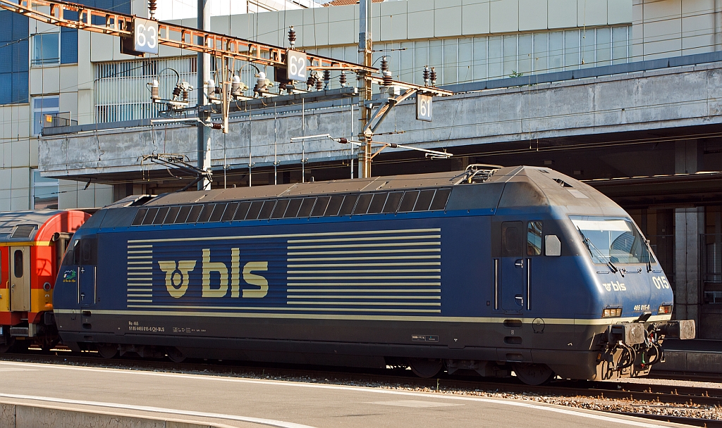 Die BLS Re 465 015-6 mit Bauzug im Bahnhof Lausanne am 29.05.2012. Die BLS Re 465 ist eine von der BLS Ltschbergbahn beschaffte elektrische, vierachsige Universallokomotive mit Umrichtertechnik. Sie ist eine Variante der Re 460 der SBB und gehrt zur Lok-2000-Familie.


Die Re 465 stellen eine Weiterentwicklung der Re 460 dar. Der Unterschied ist die Umrichteranlage. Im Gegensatz zur Re 460, die mit einem Umrichter pro Drehgestell ausgerstet ist, verfgt die Re 465 ber einen Umrichter pro Radsatz. Somit lsst sich eine schleudernde Achse schneller und effektiver wieder in normalen Lauf bringen. Zudem besitzt die Re 465 sechspolige Asynchron-Fahrmotoren (Re 460: vierpolige Asynchronmotoren). Dadurch hat die Re 465 eine hhere Dauerleistung von 6270 kW (Stundenleistung von 7000 kW) gegenber der Re 460.


Zudem ist die Re 465 im Gegensatz zur Re 460 mit der Vielfachsteuerung des Systems IIId und mit bergangskabel BLS/BBC ausgerstet.
 

Die Re 460 und die Re 465 erfolgreiche sind Konstruktionen. Dank ihnen gewann das schweizerische Konsortium SLM/ABB Ausschreibungen von Hochleistungslokomotiven in Norwegen (NSB El 18), Finnland (VR-Baureihe Sr2) und Hongkong (KCRC TLN/TLS).
